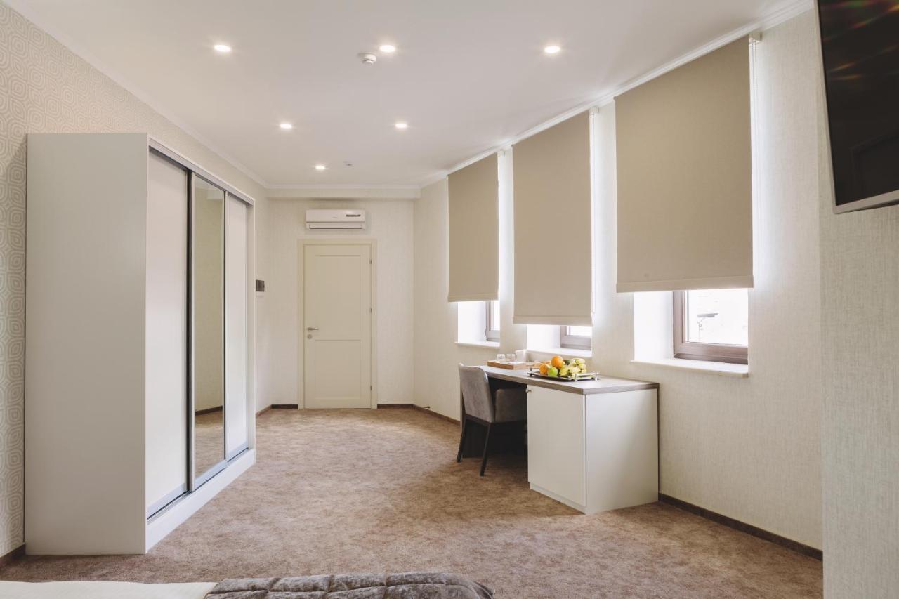Connecting Room